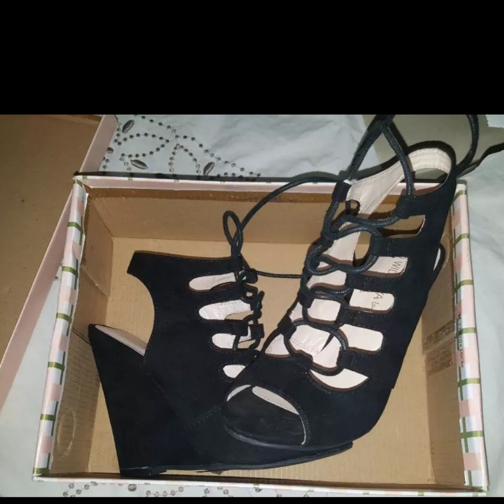 Black wedges